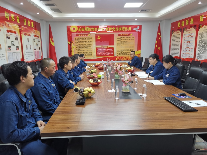 7月30日下午，軋鋼廠黨委組織召開“‘慶八一’學(xué)黨史  扛死肩   共奮進(jìn)”復(fù)轉(zhuǎn)軍人座談會