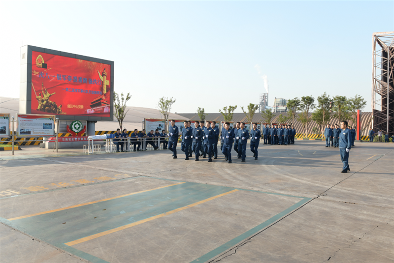 7月30日，儲運(yùn)中心黨委在公司交通安全警示教育基地開展“慶八一? 展軍姿? 提素質(zhì)? 強(qiáng)執(zhí)行”準(zhǔn)軍事化隊列會操展演