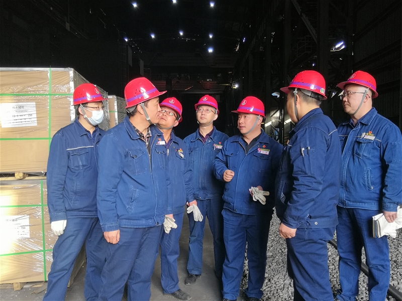 馮偉指導(dǎo)煉鐵高爐安全生產(chǎn)和降本增效工作
